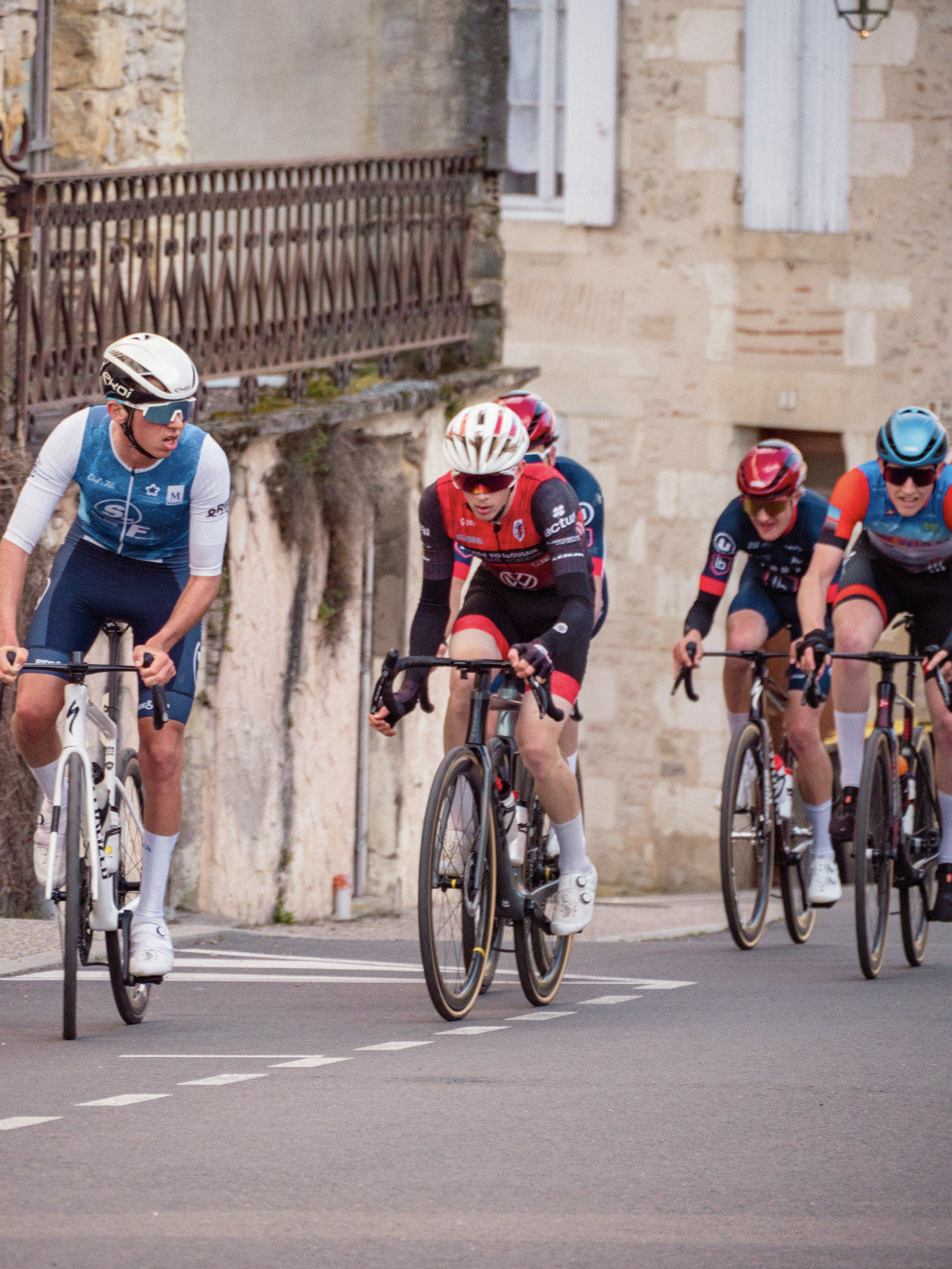 Peloton du Stade Toulousain Cyclisme dans les rues d'un village lors d'une course