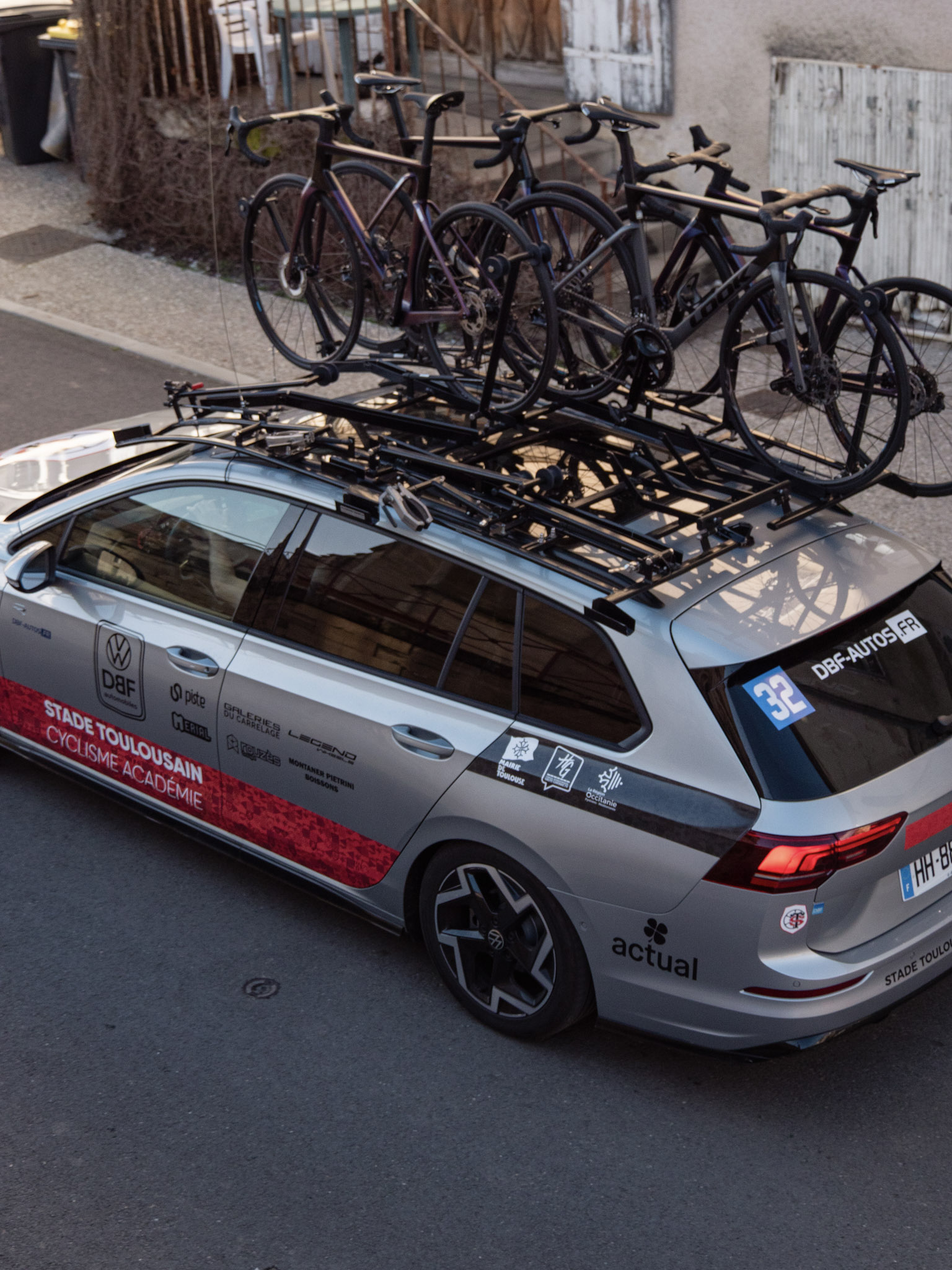Véhicule d'équipe du Stade Toulousain Cyclisme Académie chargé de vélos